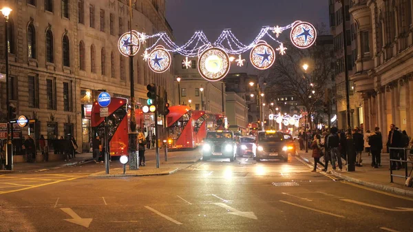 Karácsonyi dekoráció az utcán, London - London, Anglia - 2018. December 15. — Stock Fotó