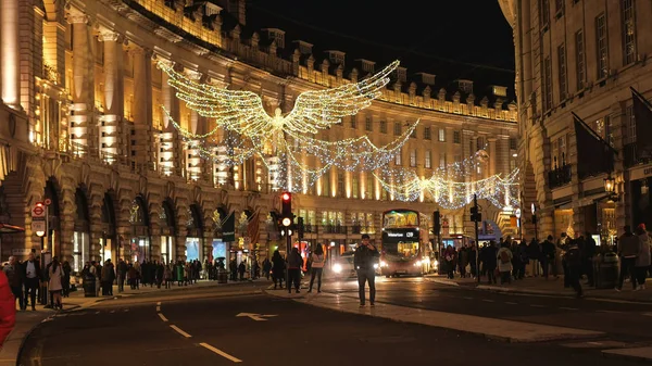 Лондонская улица Риджент на Рождество ночью - ЛОНДОН, Англия - 15 декабря 2018 года — стоковое фото
