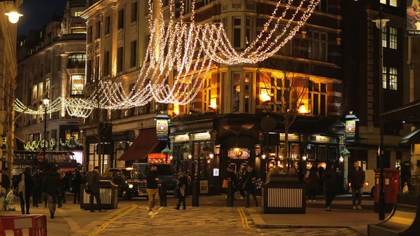 Engelse pub door nacht prachtige decoratie - Londen, Engeland - 15 December, 2018 — Stockfoto