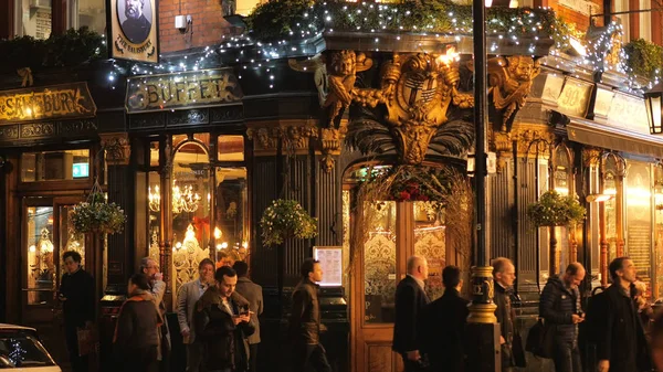 Beautiful Salisbury Pub in London by night - LONDON, ENGLAND - DECEMBER 15, 2018 — Stock Photo, Image