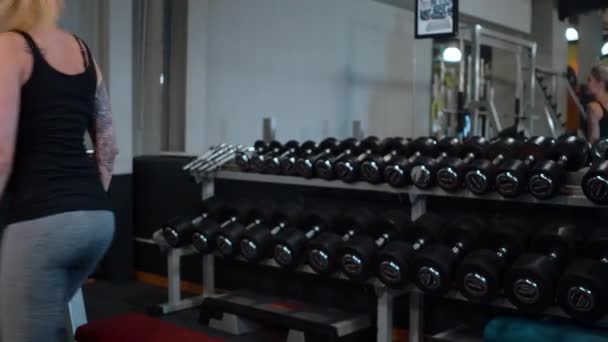 Genç Kız Bir Spor Salonu Fitness Video Klip Egzersiz Için — Stok video