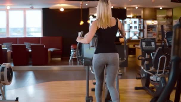 Meisje in een sportschool - training voor de perfecte lichaam — Stockvideo