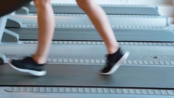 Laufen für den perfekten Körper - Mädchen im Fitnessstudio — Stockvideo