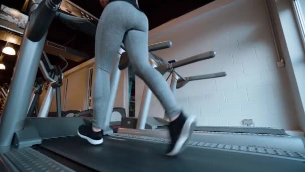 Kör för en perfekt kropp - tjej på gymmet — Stockvideo