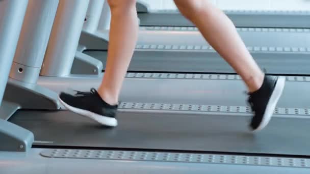 Menina Corre Uma Esteira Academia Clip Vídeo Fitness — Vídeo de Stock