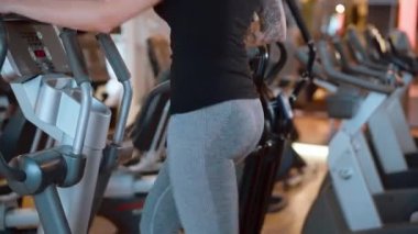 Günlük fiitness eğitim spor salonunda - Step bir kız