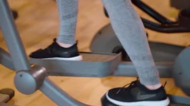 Spor salonu - fitness - fitness video klip için spor yapıyor kız, günlük egzersiz