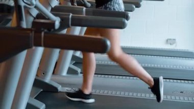 Bir koşu bandı üzerinde - fitness spor salonunda çalışan