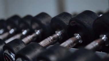 Spor salonunda sıra sıra halterler