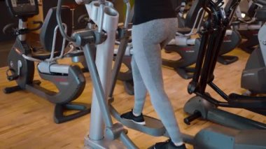 Spor salonunda günlük antrenman - kız spor yapıyor.