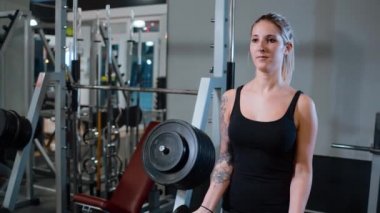 Spor salonunda genç ve seksi bir kız - halter eğitimi