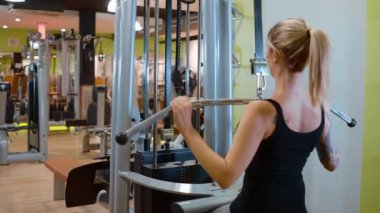 Spor salonundaki kız. Mükemmel bir vücut için günlük antrenman.