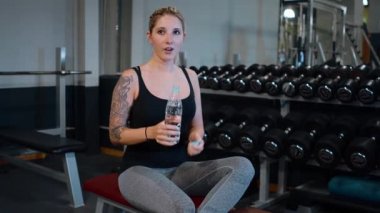 Spor salonunda - perparing yeni egzersizler için molası