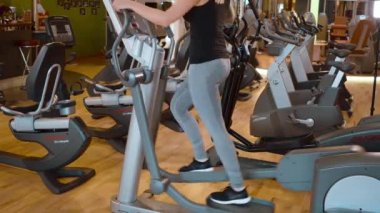 Genç ve seksi kız spor salonunda koşuyor.