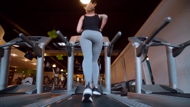 Amplia vista angular de una cinta de correr en el gimnasio — Vídeos de Stock
