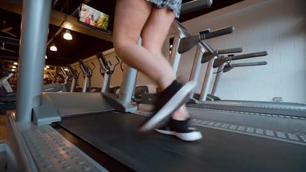 Τρέχει για ένα τέλειο σώμα - κορίτσι στο γυμναστήριο — Αρχείο Βίντεο
