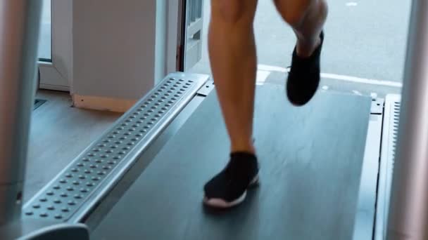 Бег на беговой дорожке - фитнес-спорт в тренажерном зале — стоковое видео