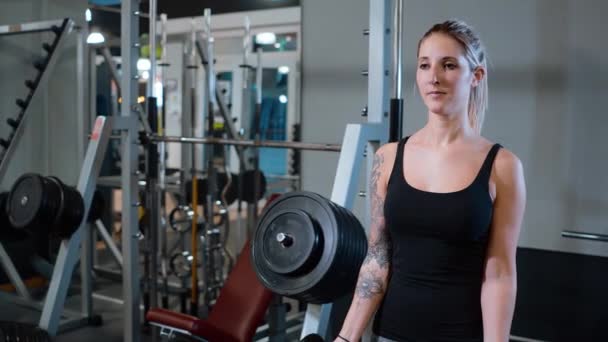 Menina jovem e sexy em um ginásio - treinamento barbell — Vídeo de Stock