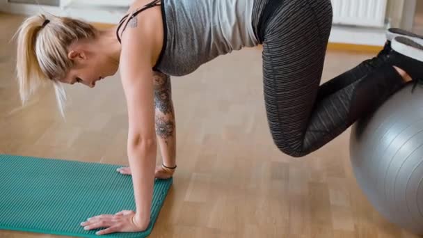 Femme sportive faisant de la musculation dans une salle de gym — Video