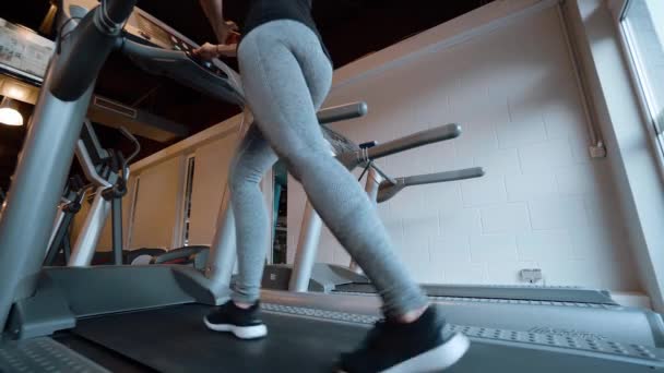 Біг за ідеальне тіло дівчина в спортзалі — стокове відео
