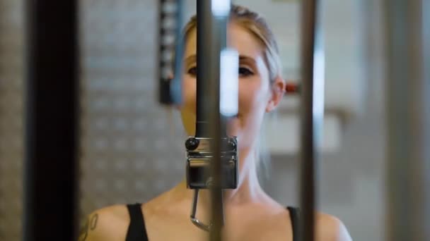Дівчина займається тренуванням у спортзалі - фітнес — стокове відео
