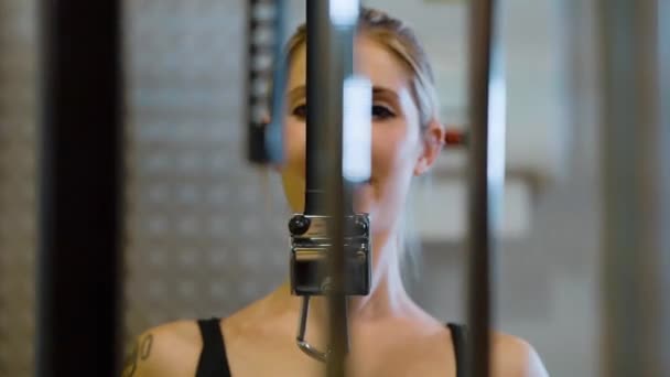 A girl does is training at the gym - fitness — Stock Video