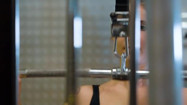 Ένα κορίτσι κάνει είναι κατάρτιση στο γυμναστήριο - γυμναστήριο — Αρχείο Βίντεο