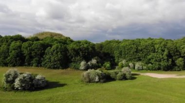 Güzel bir kırsal alan üzerinde uçan bir uçak.