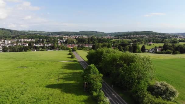 Belos prados e paisagem rural de cima - filmagens de voo aéreo — Vídeo de Stock