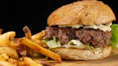 -Amerikan Burger - gıda fotoğrafçılığı ile taze ızgara Hamburger patates kızartması