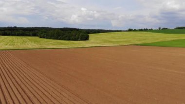 Ülkede - görünüm doğa üzerinde inanılmaz güzel tarım arazileri üzerinde uçuş