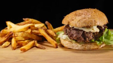 Fast Food - ızgara Amerikan Burger patates kızartması ile