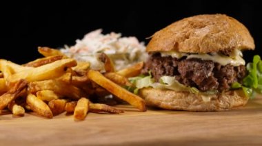 Tipik Amerikan Fast Food - Hamburger, patates, lahana salatası ile