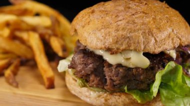 Büyük özel sığır eti Burger patates kızartması-ateş yakından ile