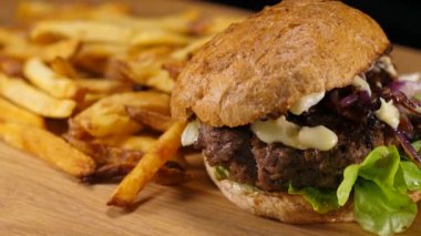 Fast Food - ızgara Amerikan Burger patates kızartması ile