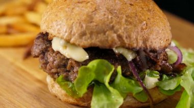 Tipik Amerikan Fast Food - Hamburger patates kızartması ile