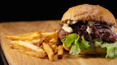 Tipik Amerikan Fast Food - Hamburger patates kızartması ile