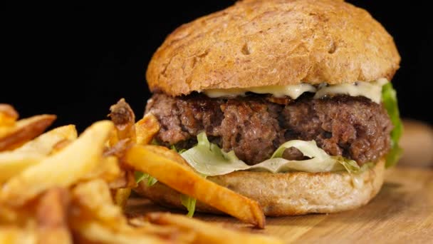 Comida rápida americana típica - Hamburguesa con papas fritas — Vídeos de Stock