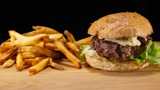 Comida rápida - Hamburguesa americana a la parrilla con papas fritas — Vídeo de stock