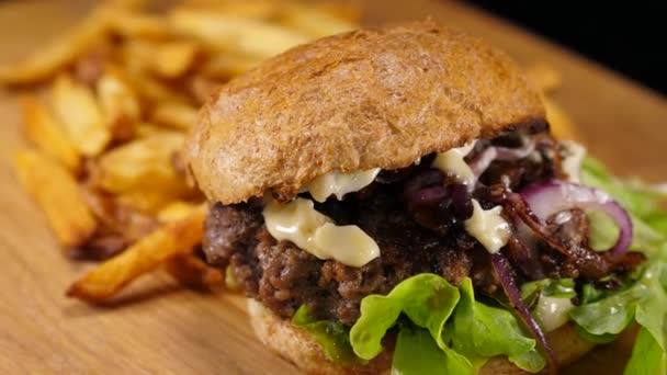 Comida rápida americana típica - Hamburguesa con papas fritas — Vídeo de stock