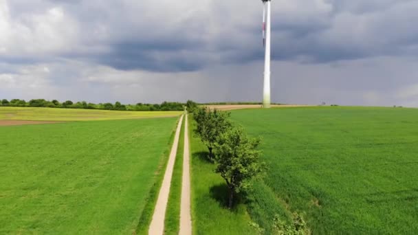 Vuelo aéreo sobre campos en el campo - agricultura — Vídeo de stock