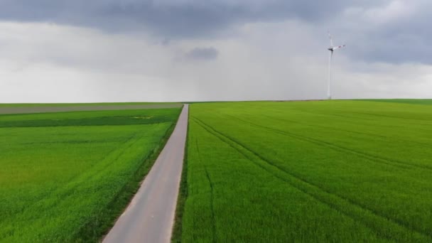 Vue aérienne impressionnante sur de vastes champs de pays - survoler — Video