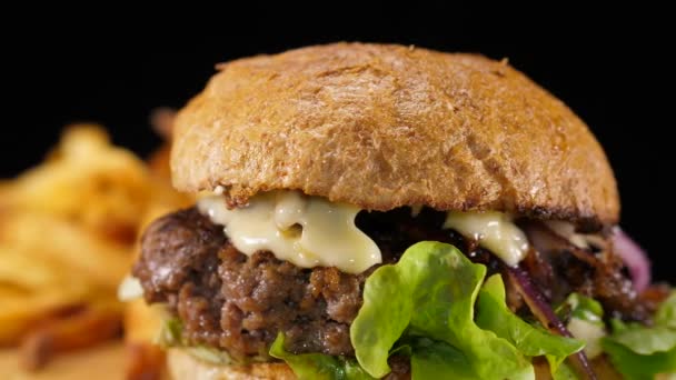 Grande hambúrguer de carne especial com batatas fritas close-up — Vídeo de Stock