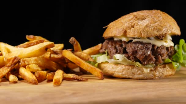 Frisch gegrillter Hamburger mit Pommes - amerikanischer Burger — Stockvideo