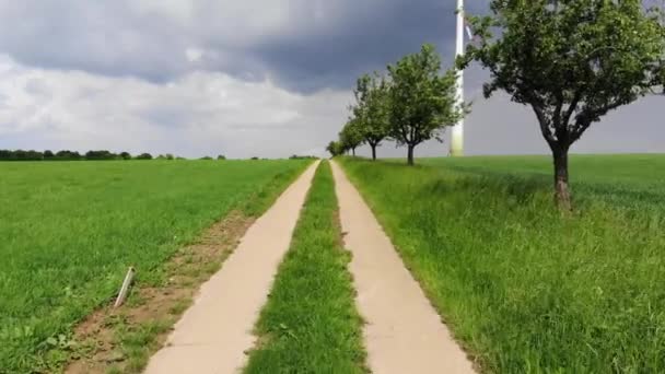 Vol au-dessus de belles terres agricoles dans le pays - vue imprenable sur la nature 