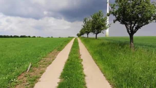 Vlucht over de mooie landerijen in het land - geweldig uitzicht over de natuur — Stockvideo