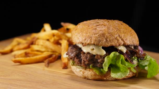 Leckere Fast-Food-Burger - Hamburger fertig zum Essen — Stockvideo