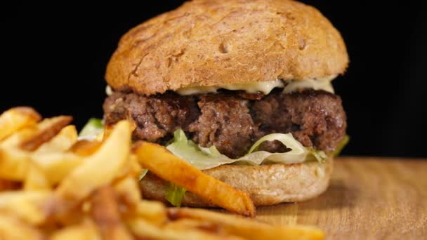 Burger Makanan Cepat saji lezat Hamburger siap untuk dimakan — Stok Video