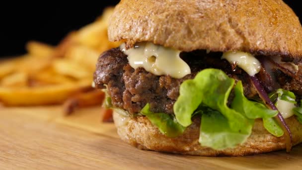 Świeżo grillowane Hamburger z frytkami - amerykański Burger — Wideo stockowe