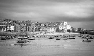 Düşük gelgit St Ives Cornwall adlı bir kumsal yatan tekneler